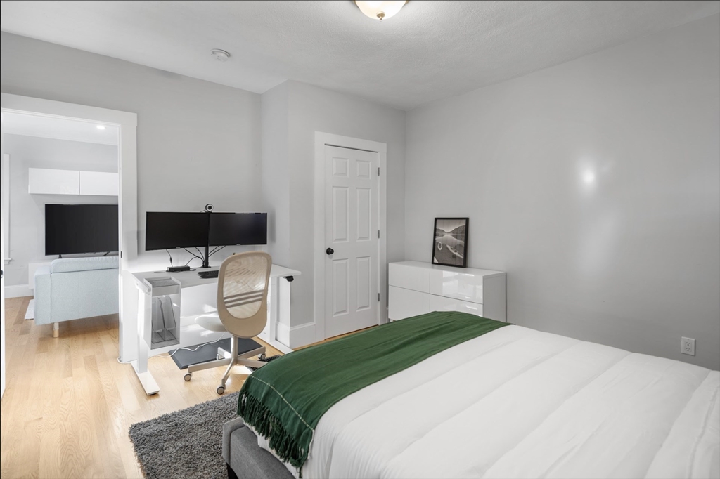 14 Everett St, Medford