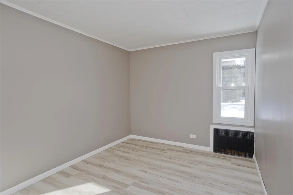 16 Knightville Dam Rd, Huntington