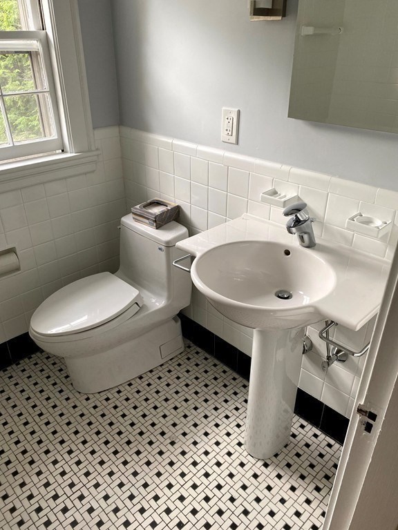 6 Surrey Rd, Newtonville