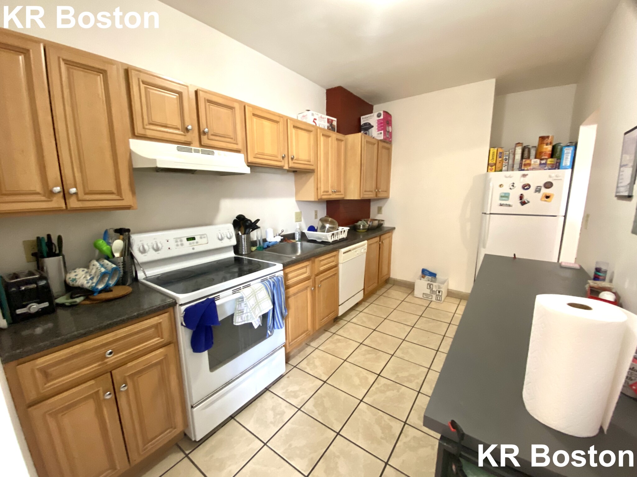 4 bed, 2 bath apartment for rent at 37 Egremont Rd Unit 2, Brighton — photo 2 of 3