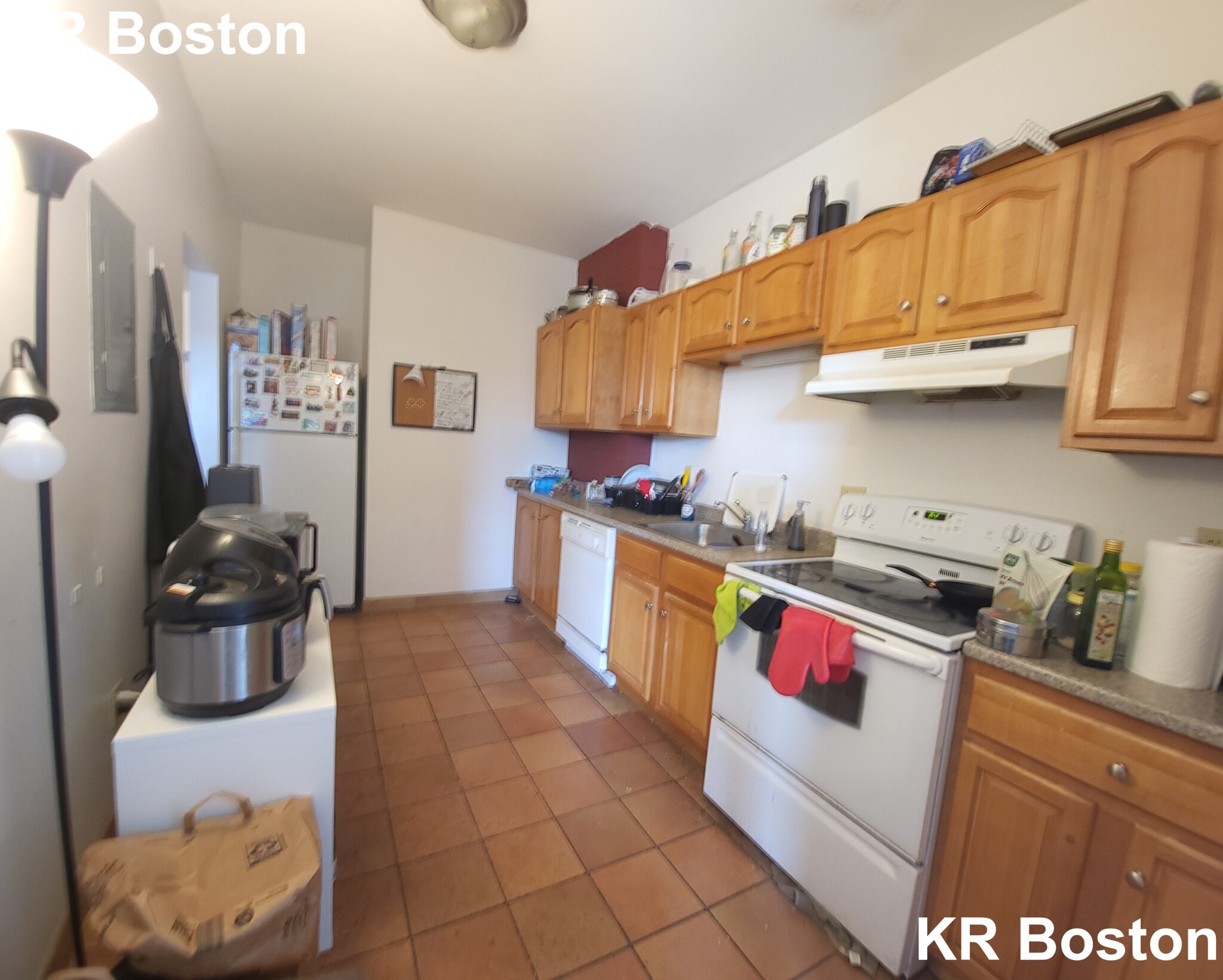 4 bed, 2 bath apartment for rent at 37 Egremont Rd Unit 1, Brighton — photo 2 of 3