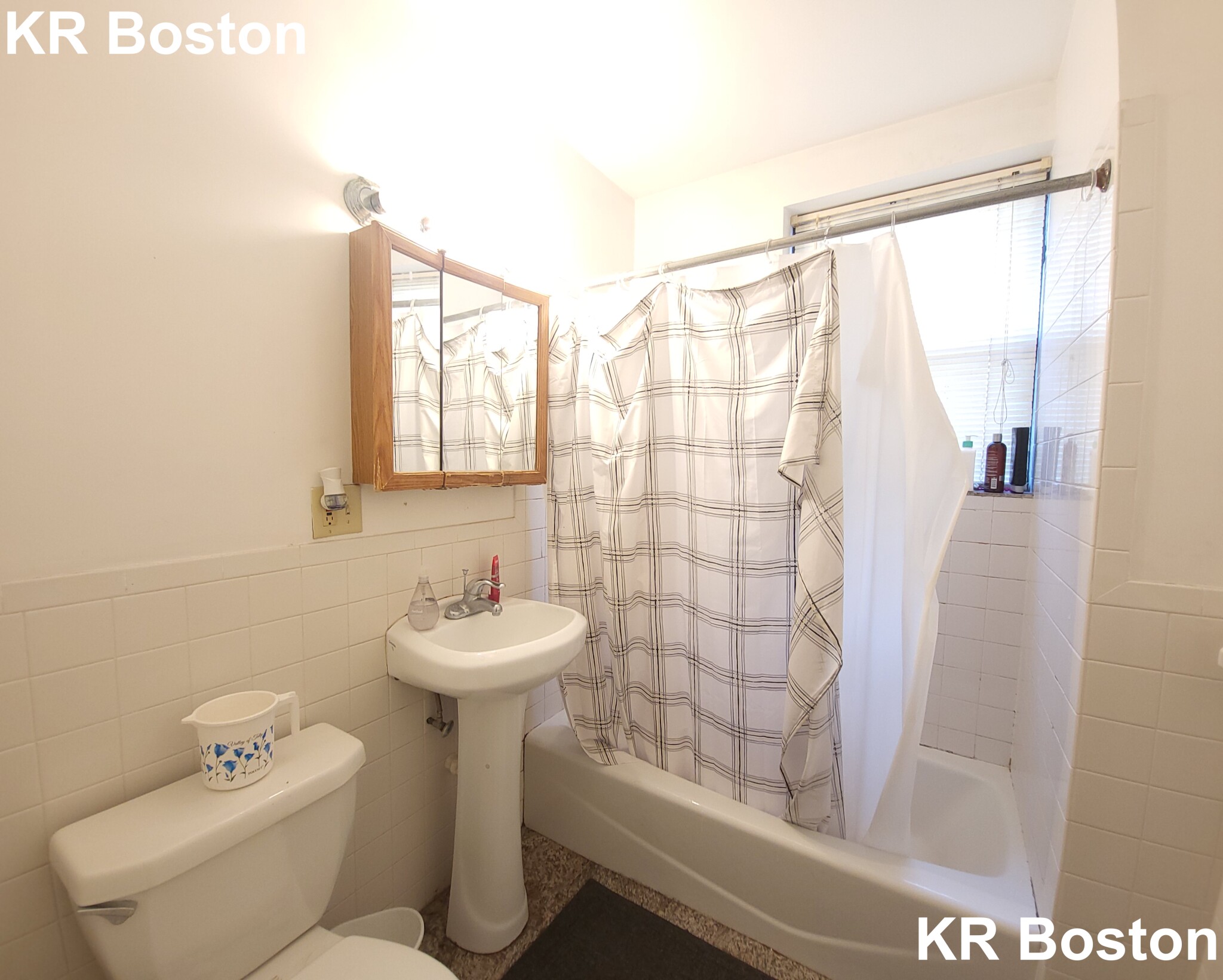 4 bed, 2 bath apartment for rent at 37 Egremont Rd Unit 1, Brighton — photo 3 of 3