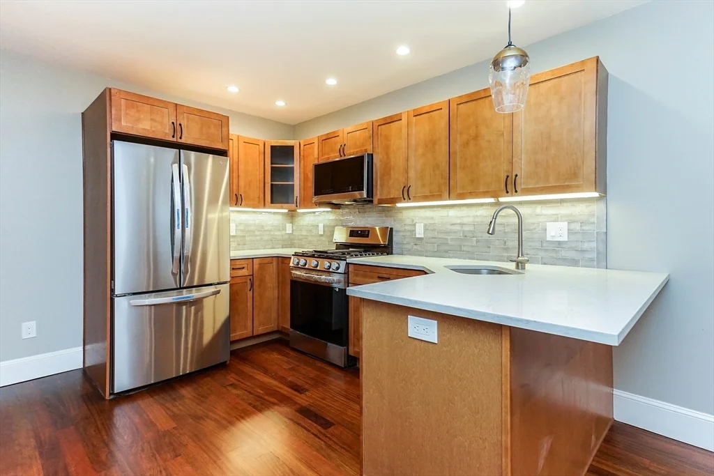 120 W 7th St, South Boston