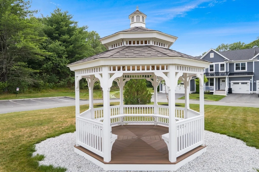 27 Lily Pond Ln, Lexington