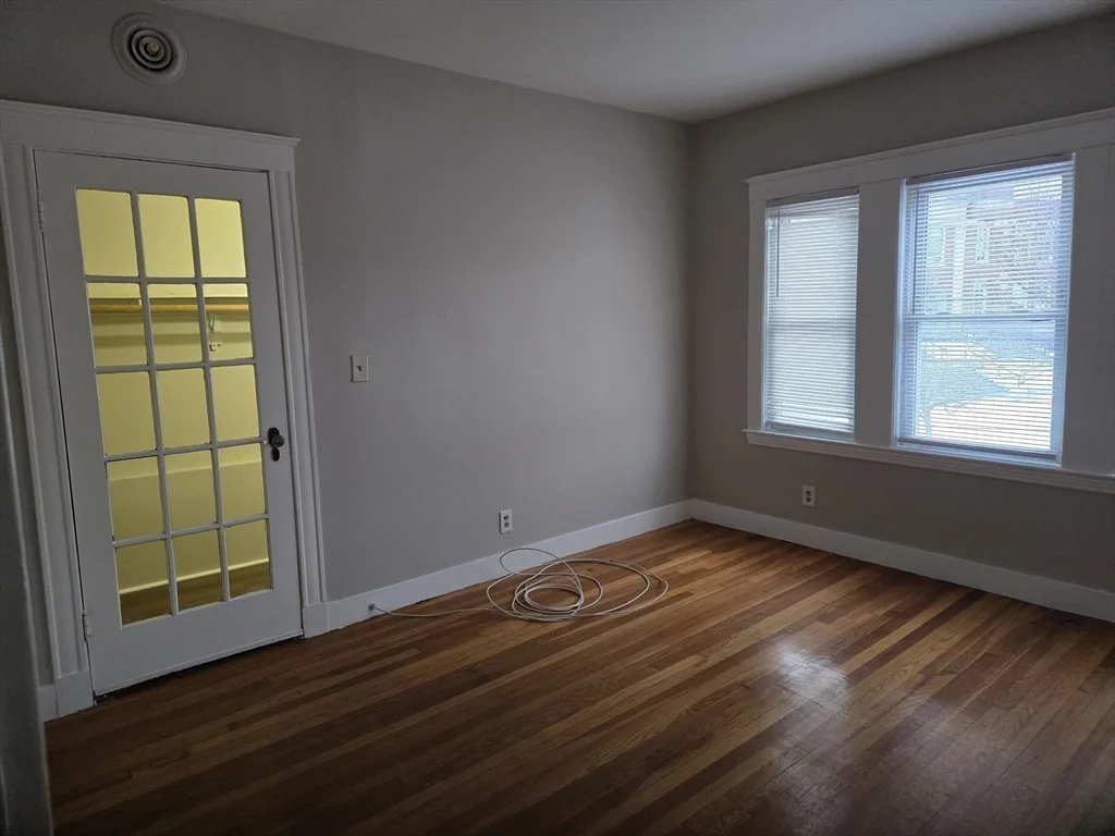 654 Metropolitan Ave, Hyde Park