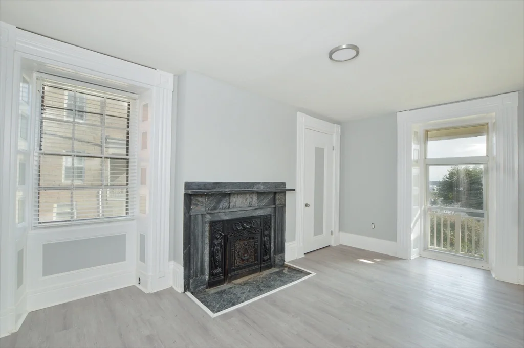 1049 Pleasant St, Center