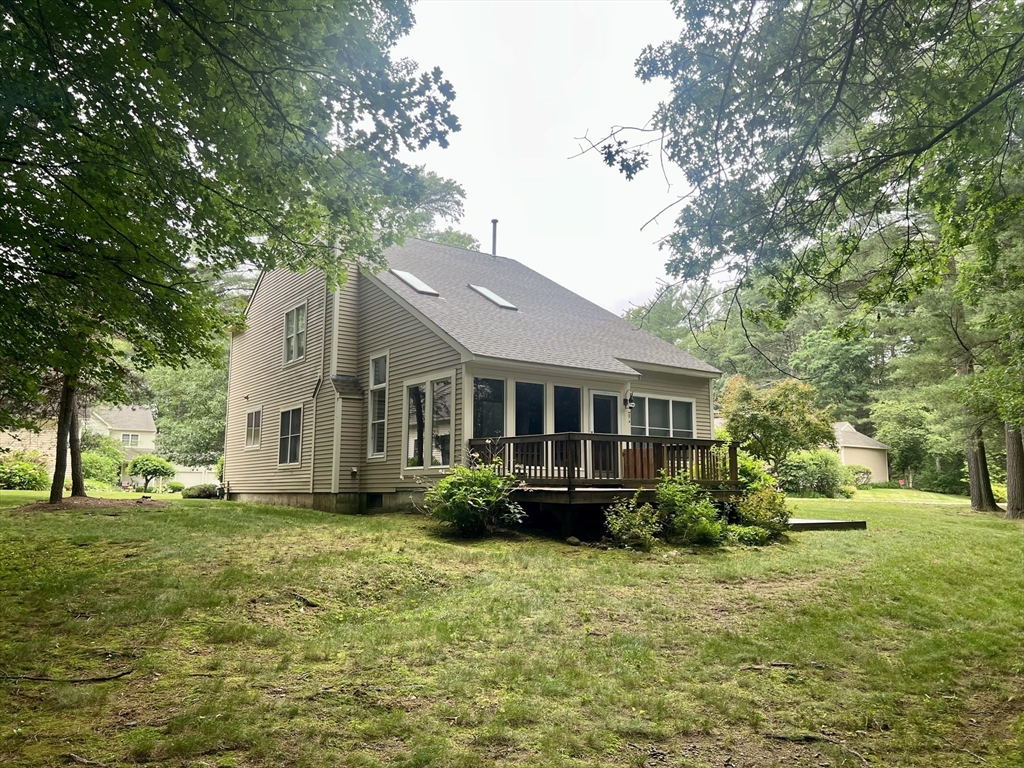 8 Stonegate Ln, Bedford