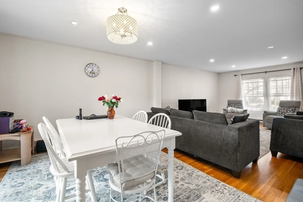 9 Town House Dr, Newtonville