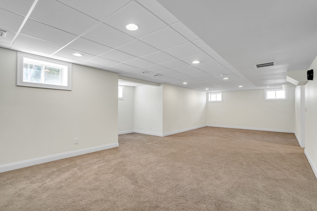 19 Bryn Mawr Rd, Wellesley