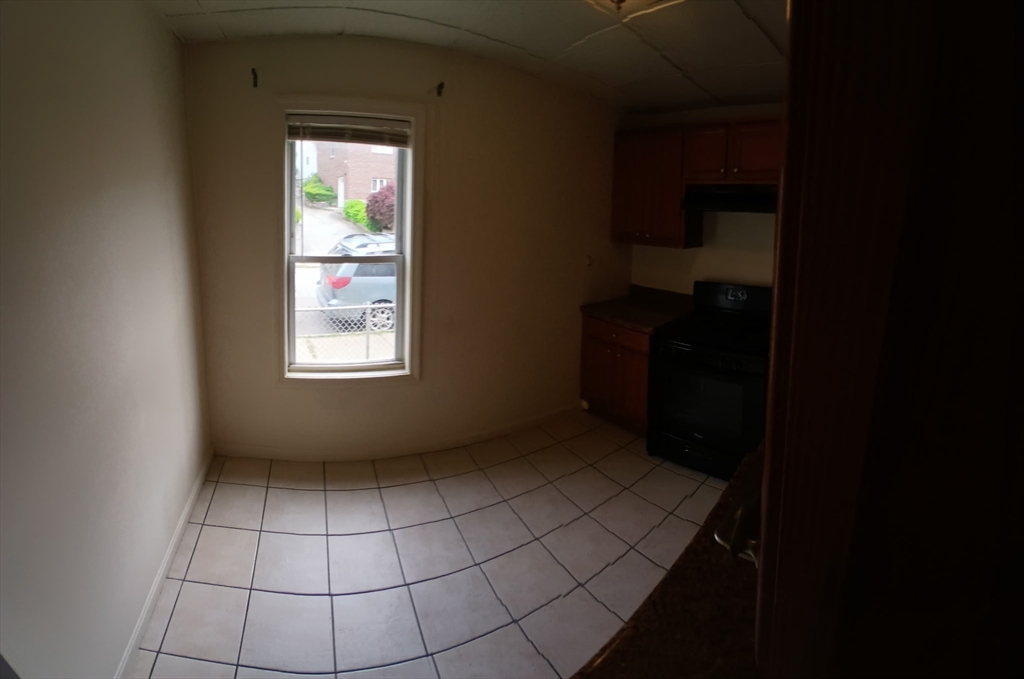 1909 North Main St, Fall River