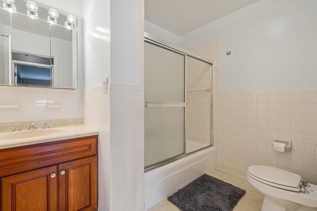 3 Summit Dr, Reading