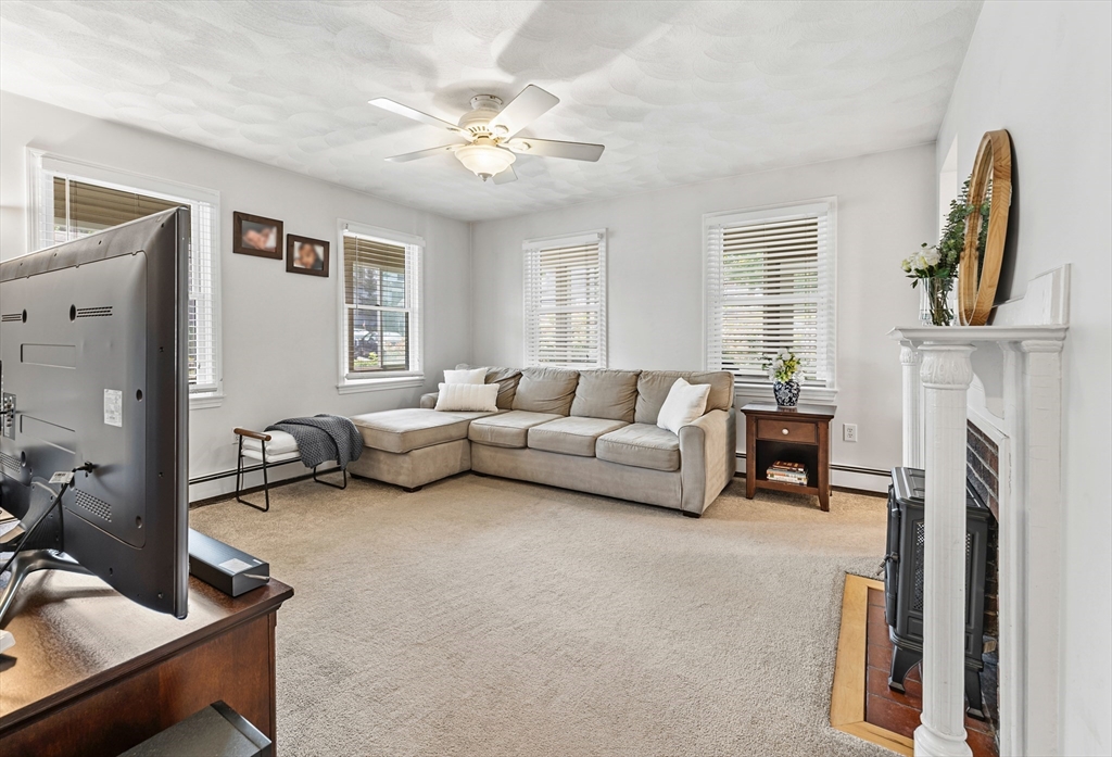 8 Ballard St, Saugus