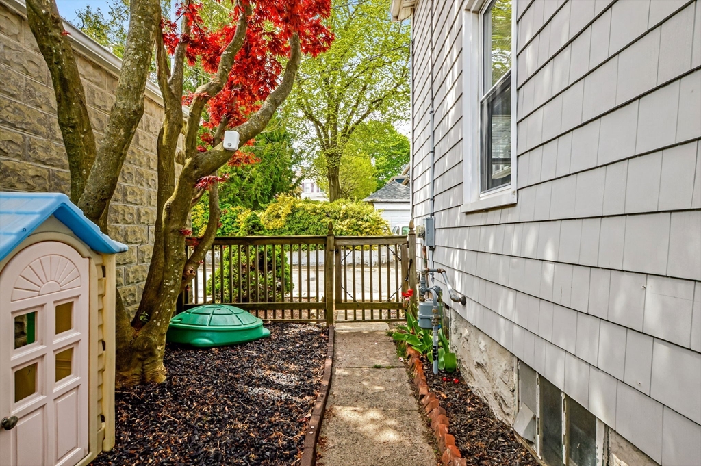 18 Washington Ave, New Bedford