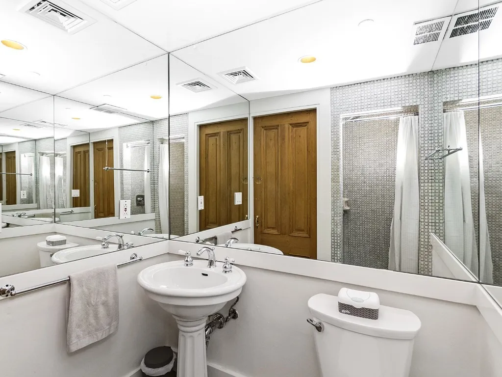 86 South, Leather District