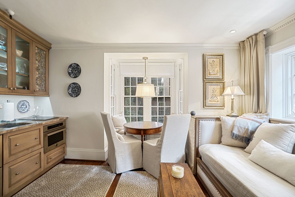 9 Willow St, Beacon Hill