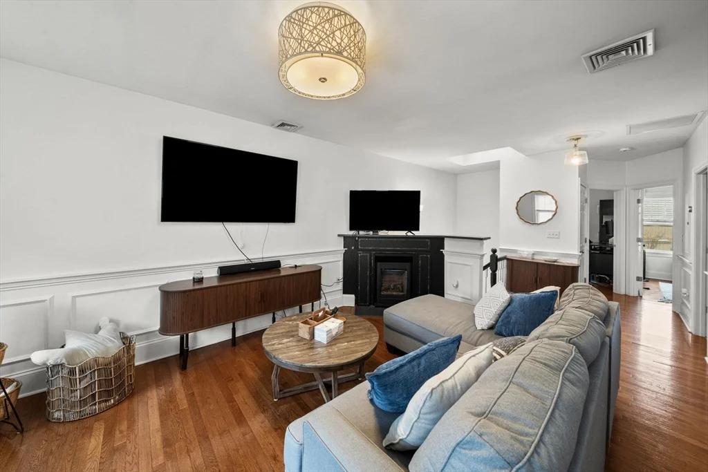 293 W Second St, South Boston