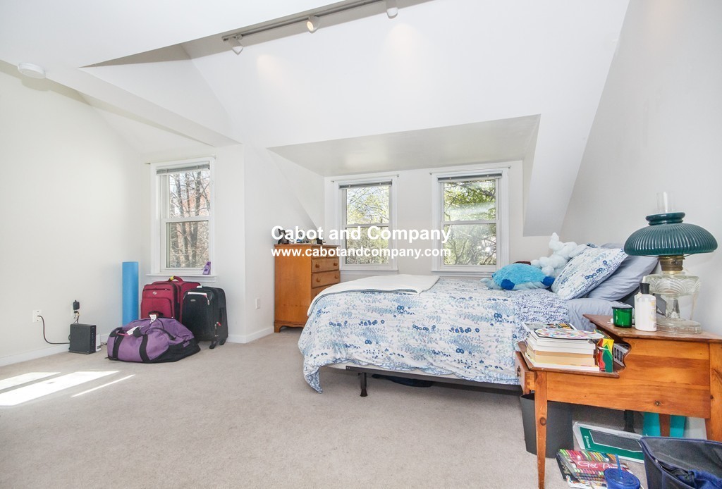 2 Brewer St, Jamaica Plain