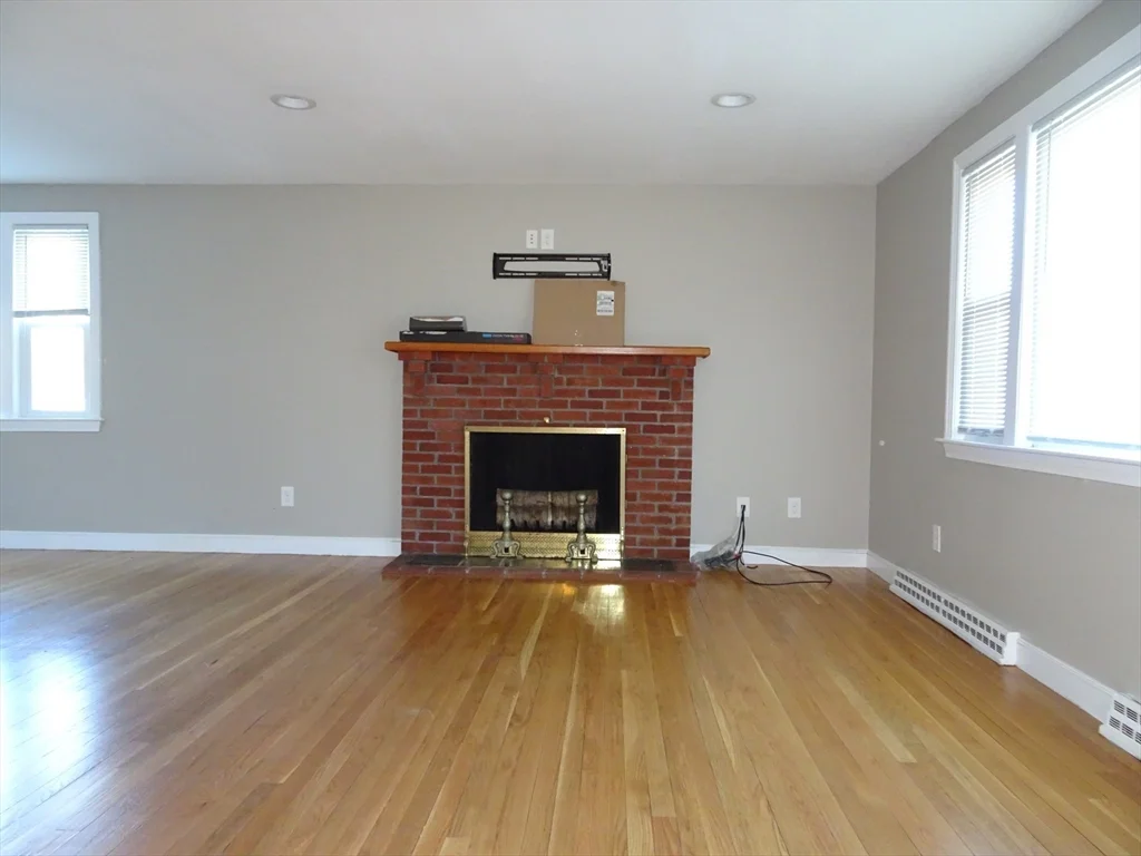 2 Lantern Ln, Burlington