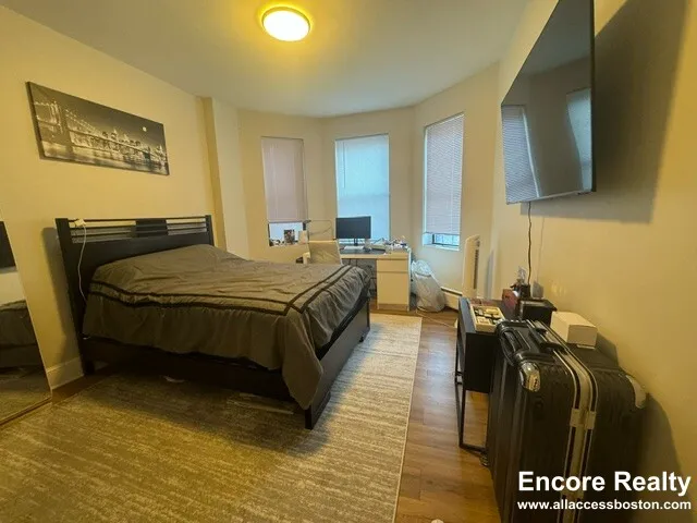 833 Beacon St, Fenway