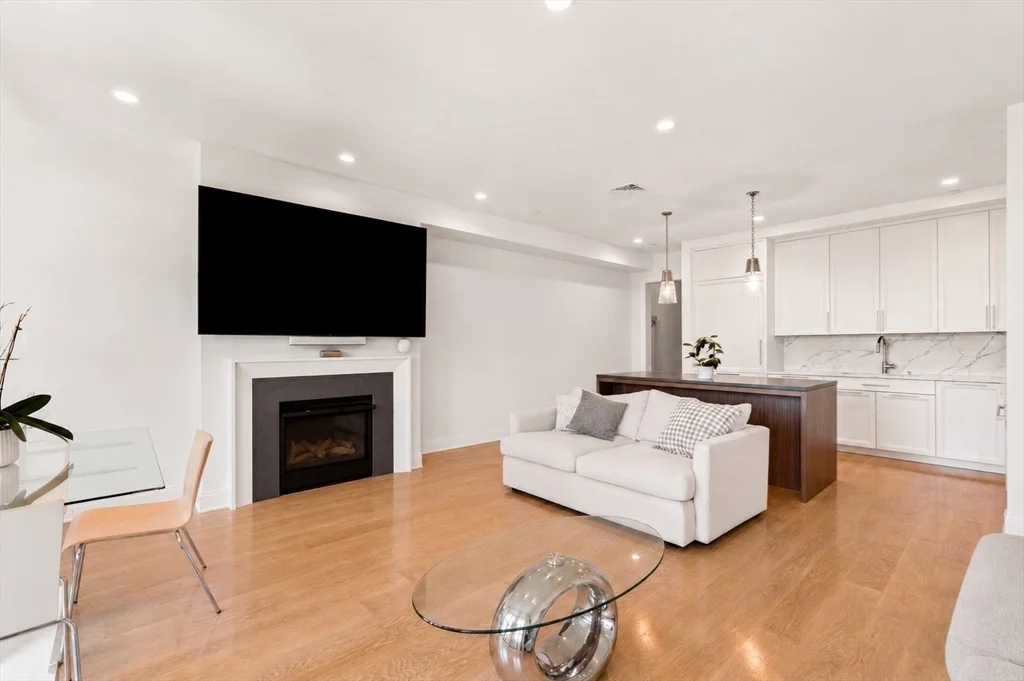 100 Linden St, Wellesley