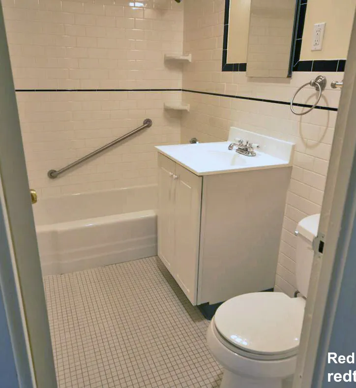 101 Monmouth St, Longwood