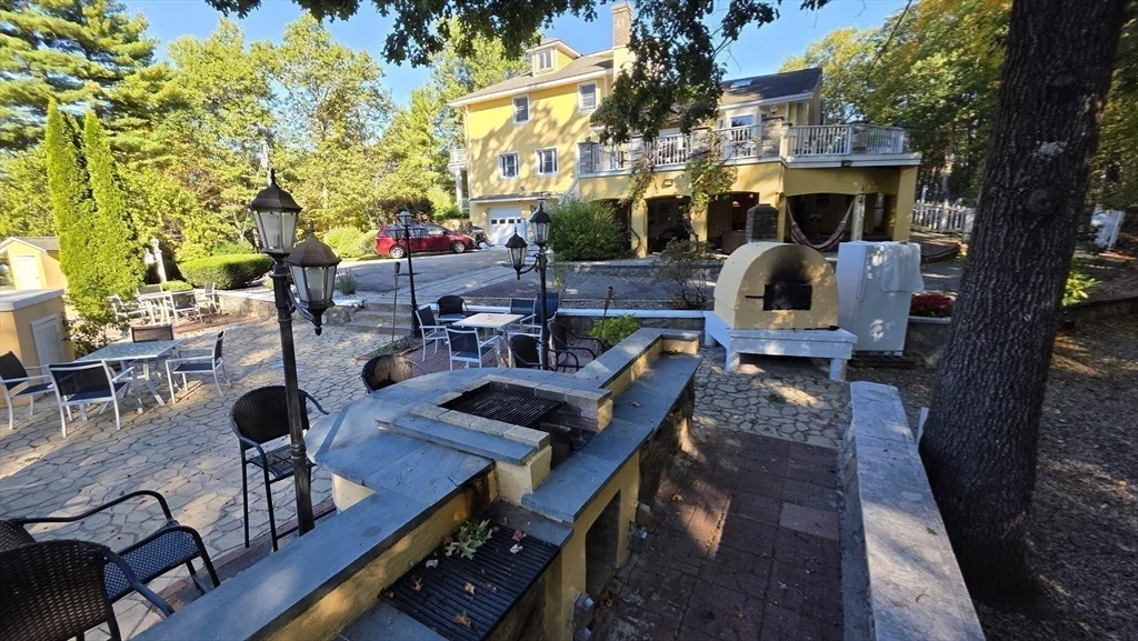 85 Burlingame, Charlton