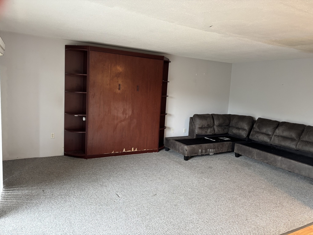 1 Summit Dr, Reading