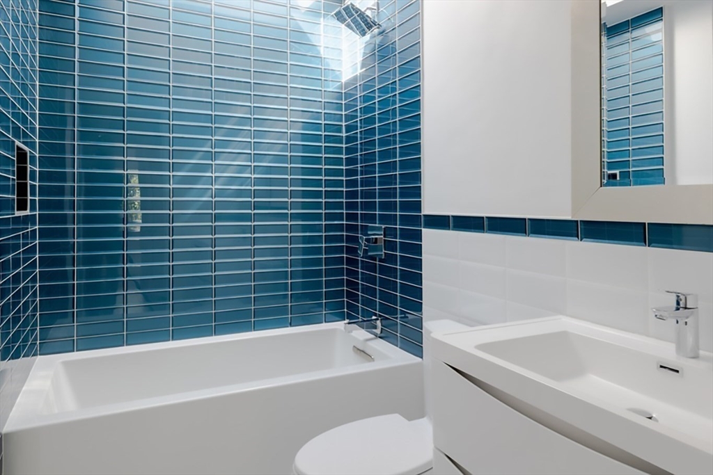 15 Colbourne Crescent, Brookline