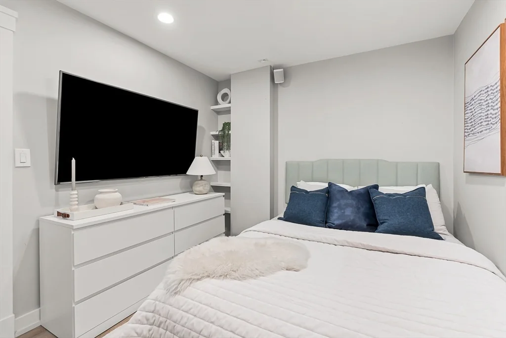 300 Commercial St, Waterfront