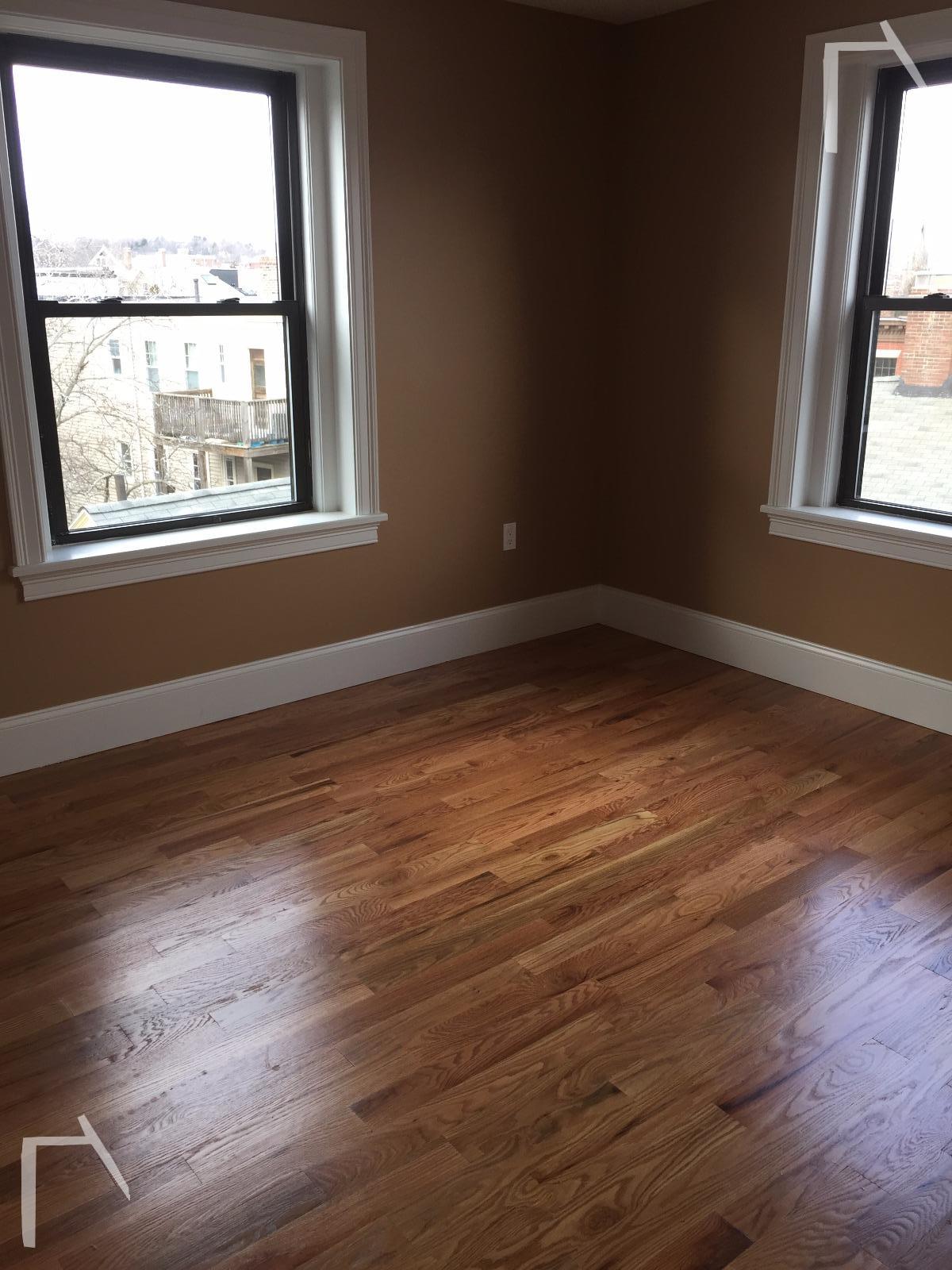 32 Linden St, Central Village