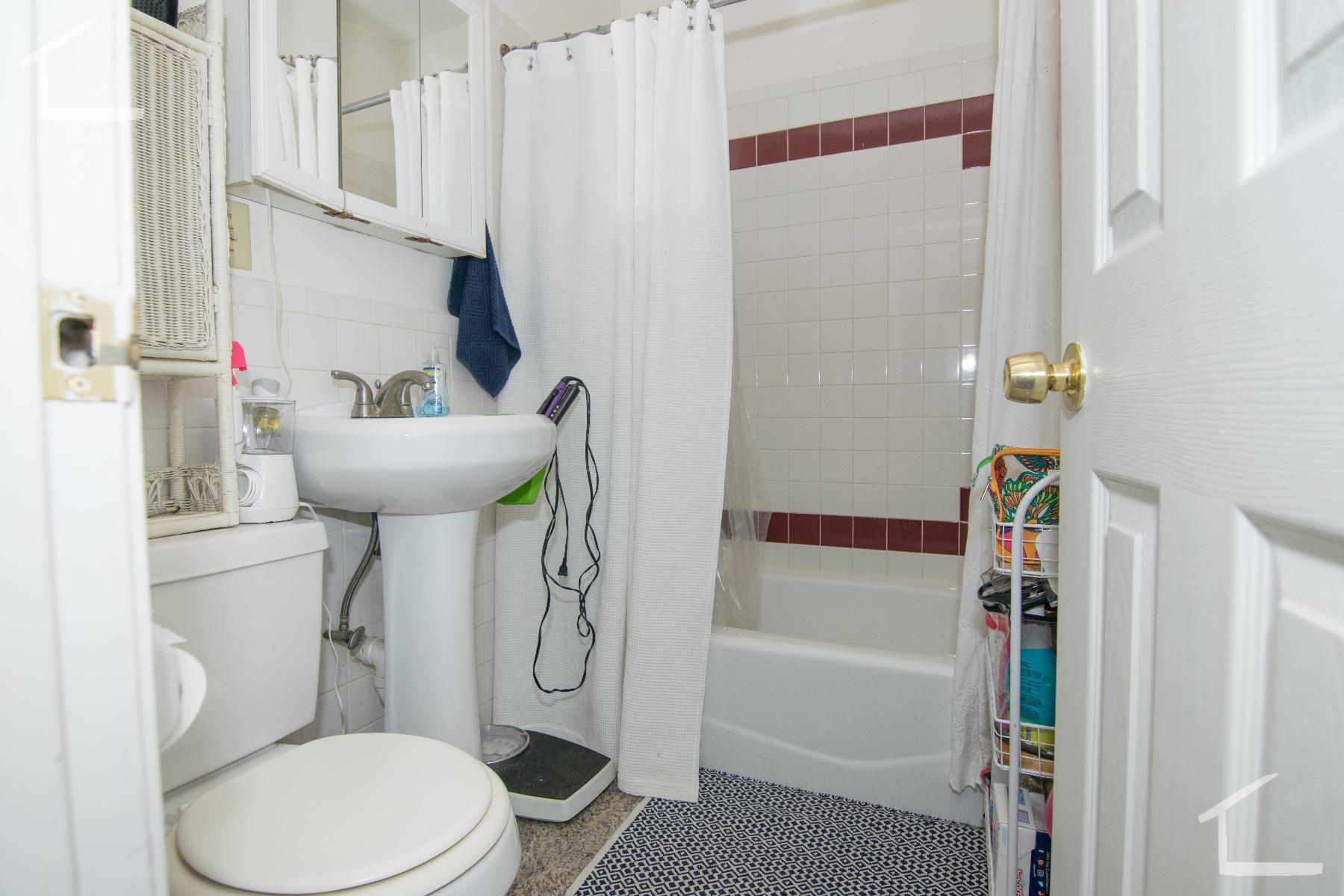 3 bed, 2 bath apartment for rent at 19 Egremont Rd Unit 2, Brighton — photo 5 of 6