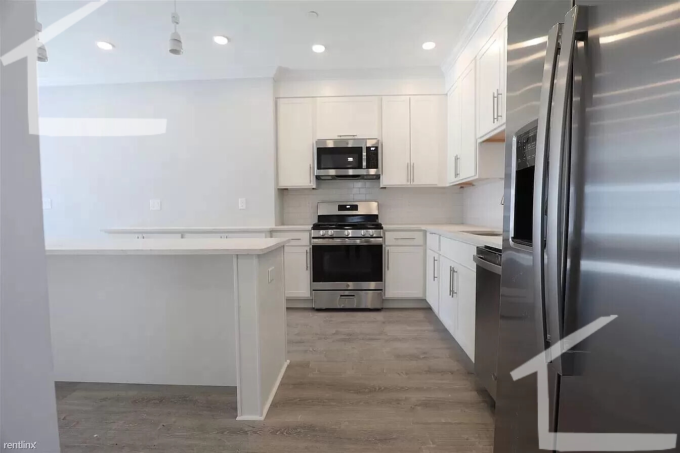4 bed, 3.5 bath apartment for rent at 6 Cufflin St Unit 1, Brighton — photo 8 of 10