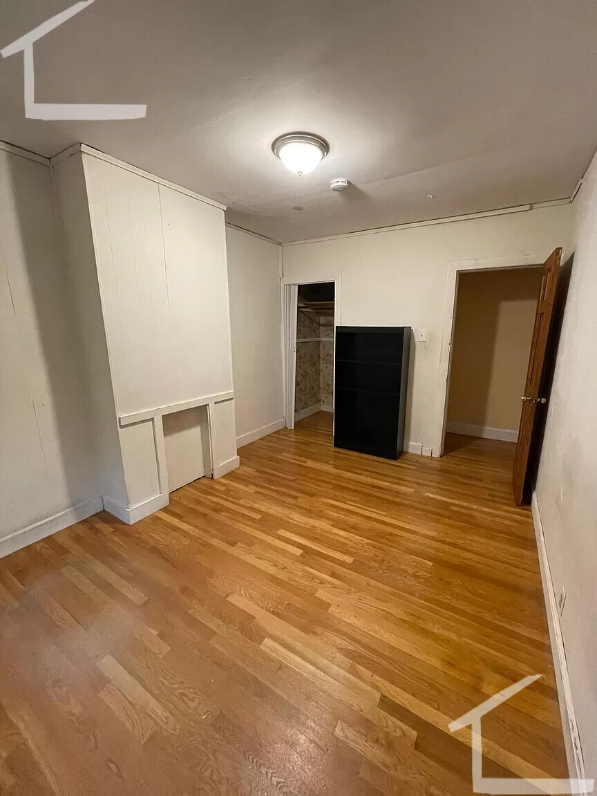 688 Parker St, Mission Hill