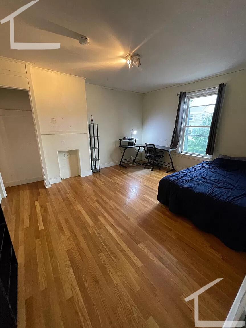 688 Parker St, Mission Hill