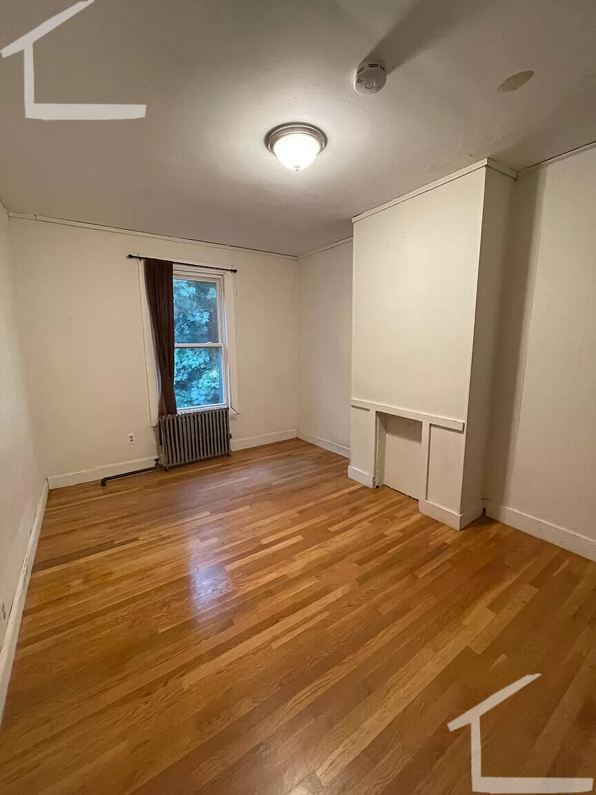 688 Parker St, Mission Hill