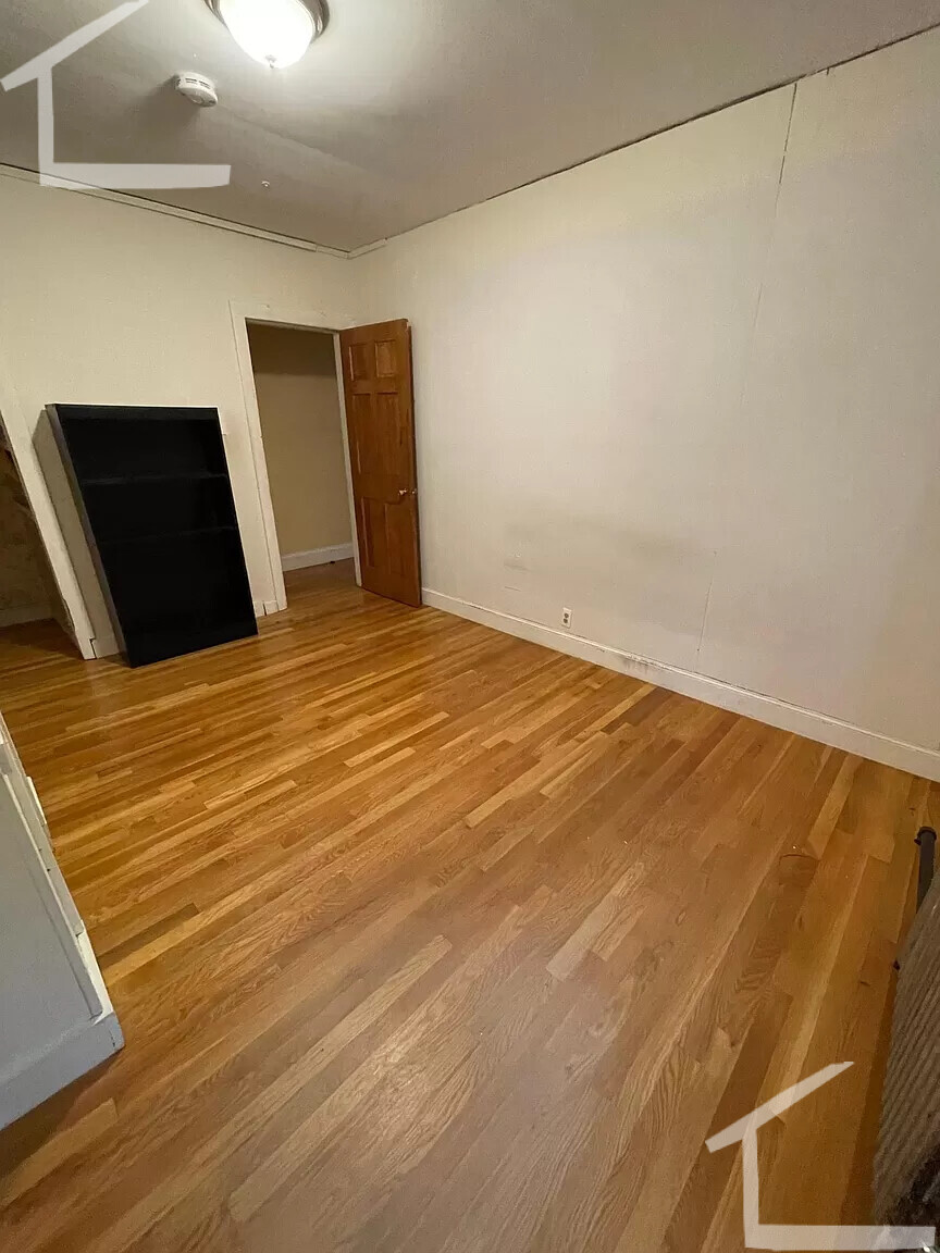 688 Parker St, Mission Hill