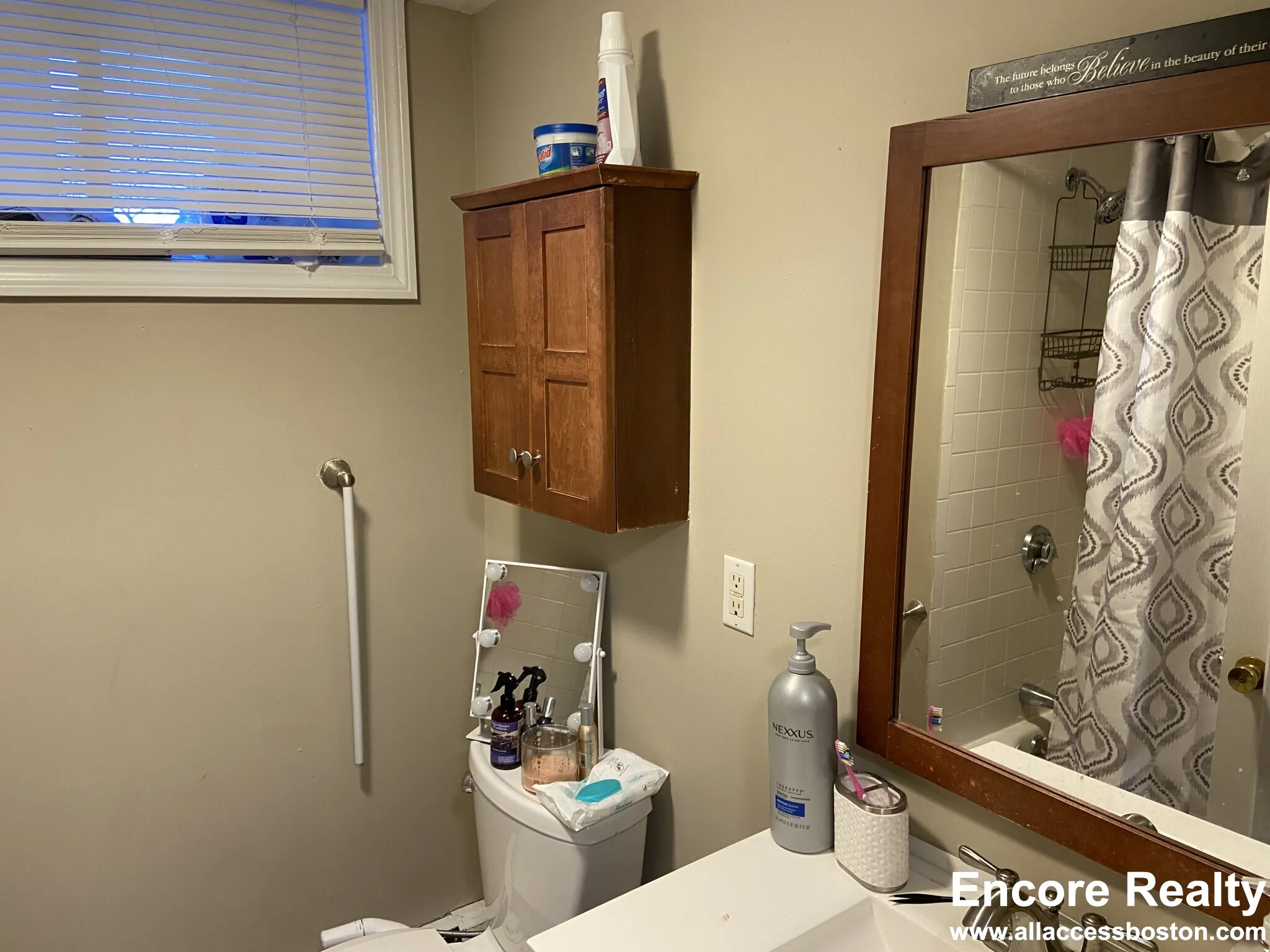 8 Sunset St, Mission Hill