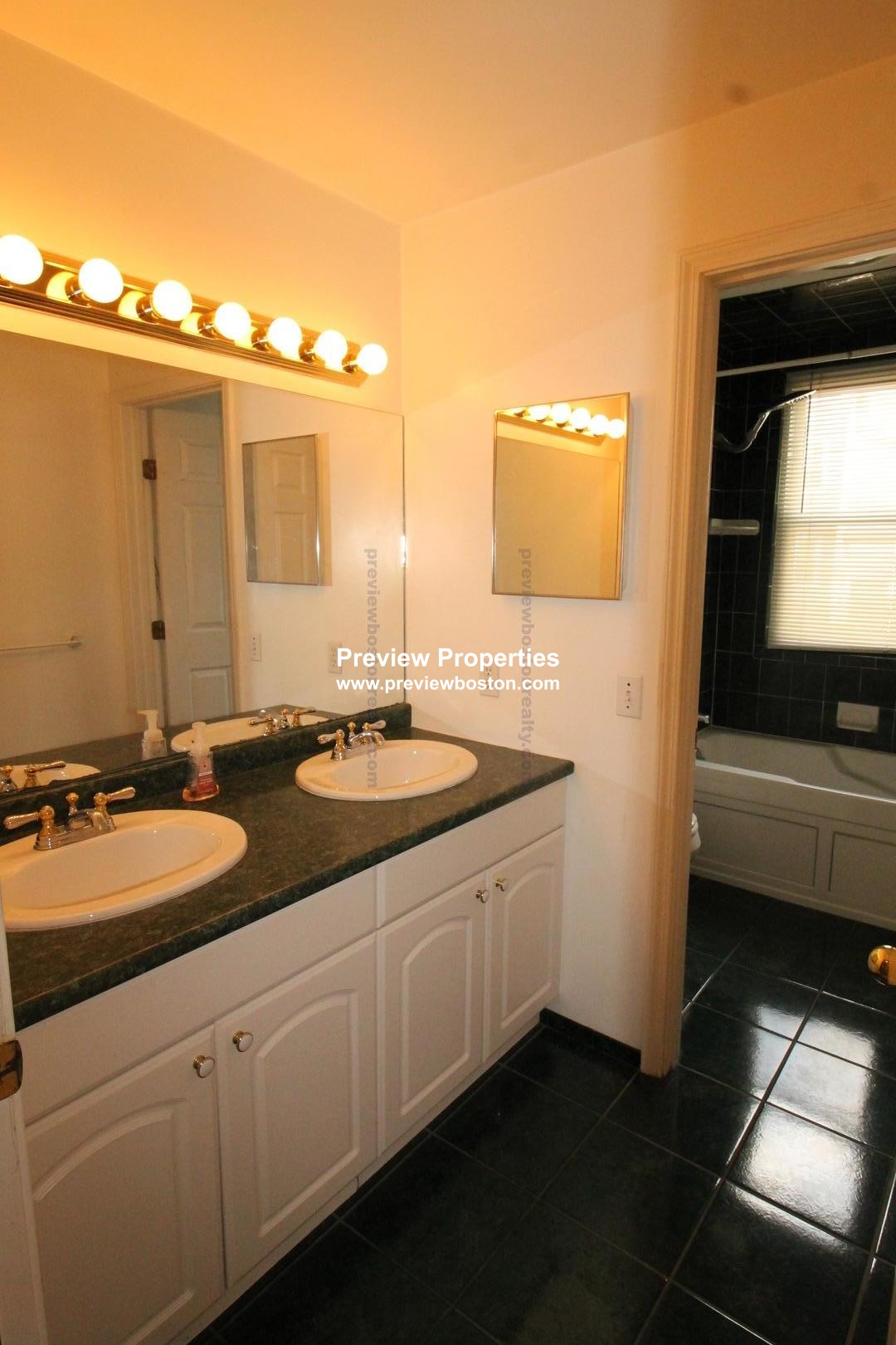 44 Champney St, Oak Square