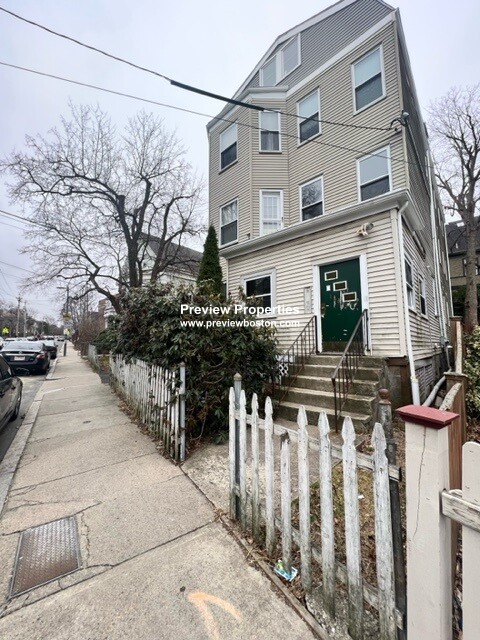 184 School St, Jamaica Plain