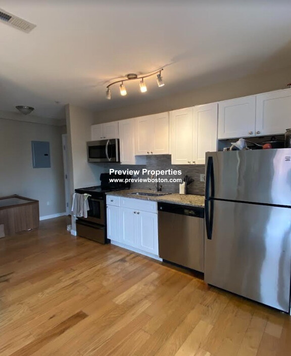 53 Chelsea St, East Boston