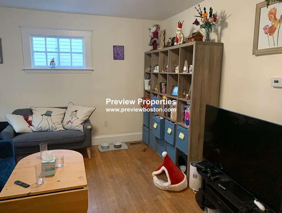 29 Corinthian Rd, Tufts