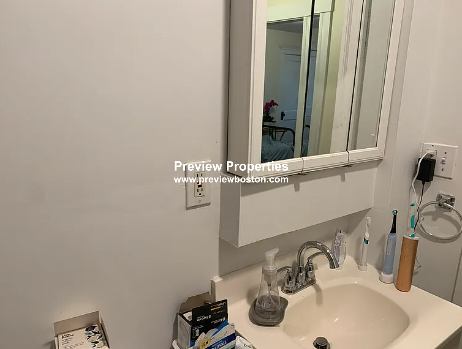 29 Corinthian Rd, Tufts