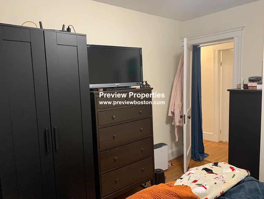 29 Corinthian Rd, Tufts