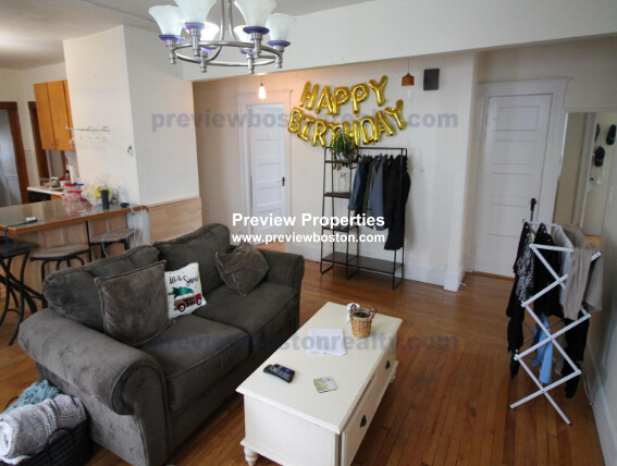 331 Faneuil St, Oak Square