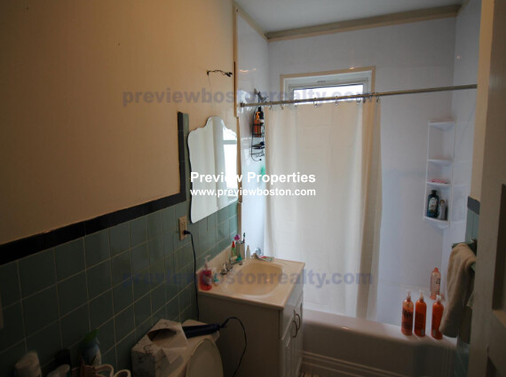 331 Faneuil St, Oak Square