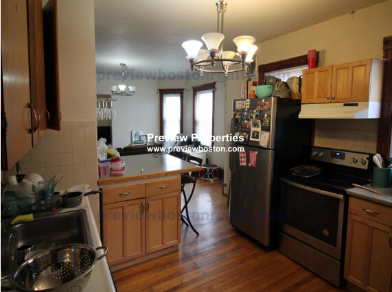 331 Faneuil St, Oak Square