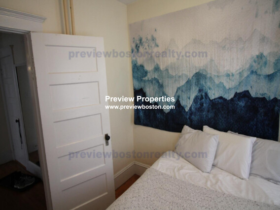 331 Faneuil St, Oak Square