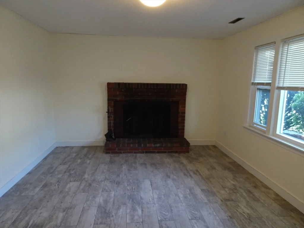 2 Lantern Ln, Burlington