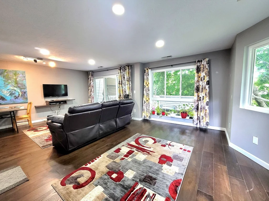 391 Hyde Park Ave, Jamaica Plain
