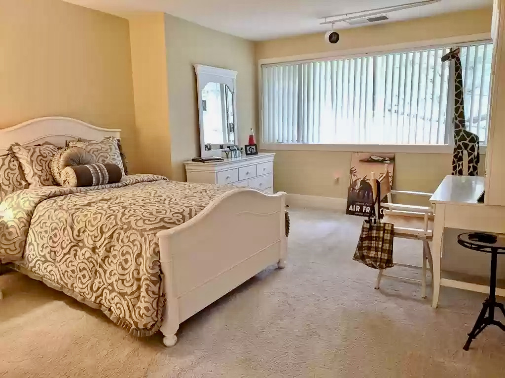 253 Nahanton St, Oak Hill